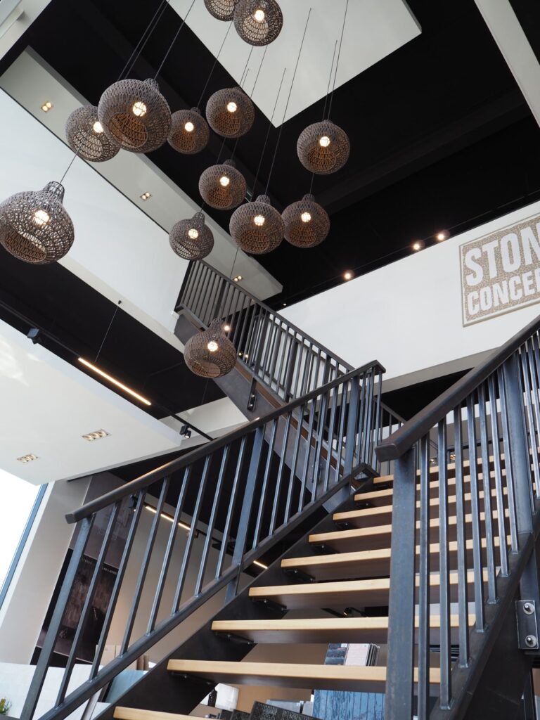 Tegels en badkameropstellingen in de showroom
